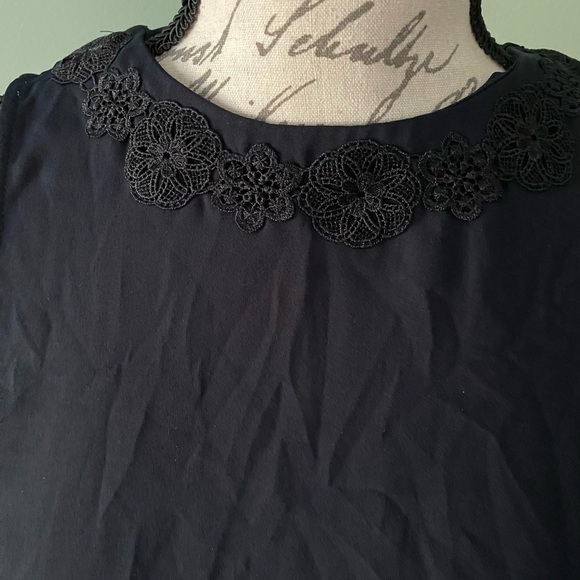 Women’s Banana Republic Navy Tank Top with Black Lace Floral Detail Size Small - Picture 2 of 8